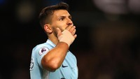 Setelah semusim bermain untuk Manchester City, Sergio Aguero langsung didekati oleh Barcelona pada 2012. City pun langsung mengadakan pembicaraan yang serius dengan Aguero dan akhirnya pendekatan Barca pun gagal. (Foto: Clive Brunskill/Getty Images)
