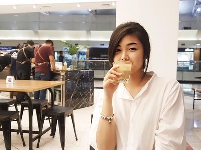Ini Pose Seru Calon Menantu Ahok, Si Cantik Elisa Jonathan Saat Ngopi dan Makan