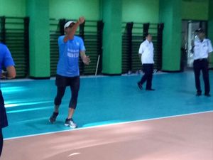 Smash! Aksi Sandiaga Main Voli di GOR Bulungan