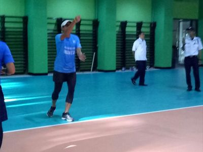 Smash! Aksi Sandiaga Main Voli di GOR Bulungan