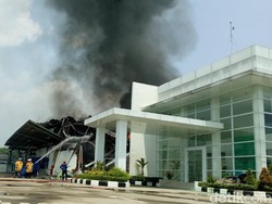 Pabrik Tinta di Mojokerto Terbakar, 8 PMK Dikerahkan