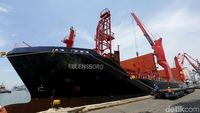 Kapal Raksasa Pengangkut Kereta MRT Tiba di Priok