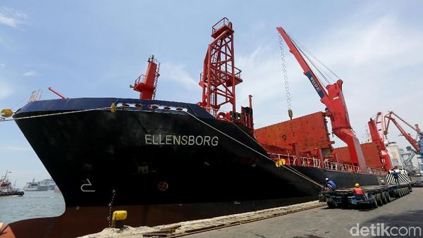 Kapal Raksasa Pengangkut Kereta MRT Tiba di Priok