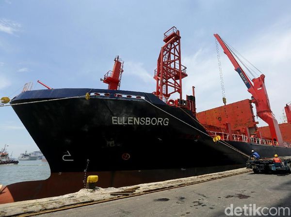 Kapal Raksasa Pengangkut Kereta MRT Tiba di Priok
