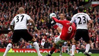 Lima tahun sebelum gol Benteke, Manchester United lebih dulu mencetak gol salto ke gawang Liverpool. Yang melakukannya adalah Dimitar Berbatov. Dia membuat gol tersebut dengan begitu berkelas, mengontrol bola menggunakan paha sambil membelakangi gawang dan melanjutkan dengan melepas tendangan yang menjebol gawang Pepe Reina. (Alex Livesey/Getty Images)