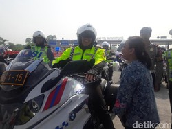 Naik Moge, Gaya Kakorlantas saat Tinjau Tol di Jatim