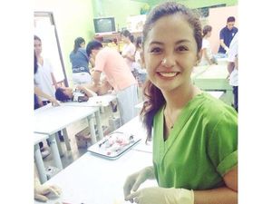 Foto: Cantiknya Krestle Deomampo, Perawat Sunat Dari Filipina