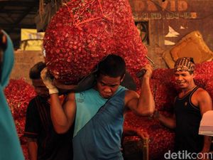 Potret Buruh Harian Pasar Kramat Jati Mengais Rejeki