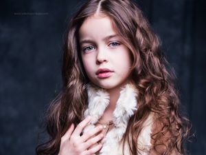 Alisa, si Gadis Kecil yang Pintar Bergaya