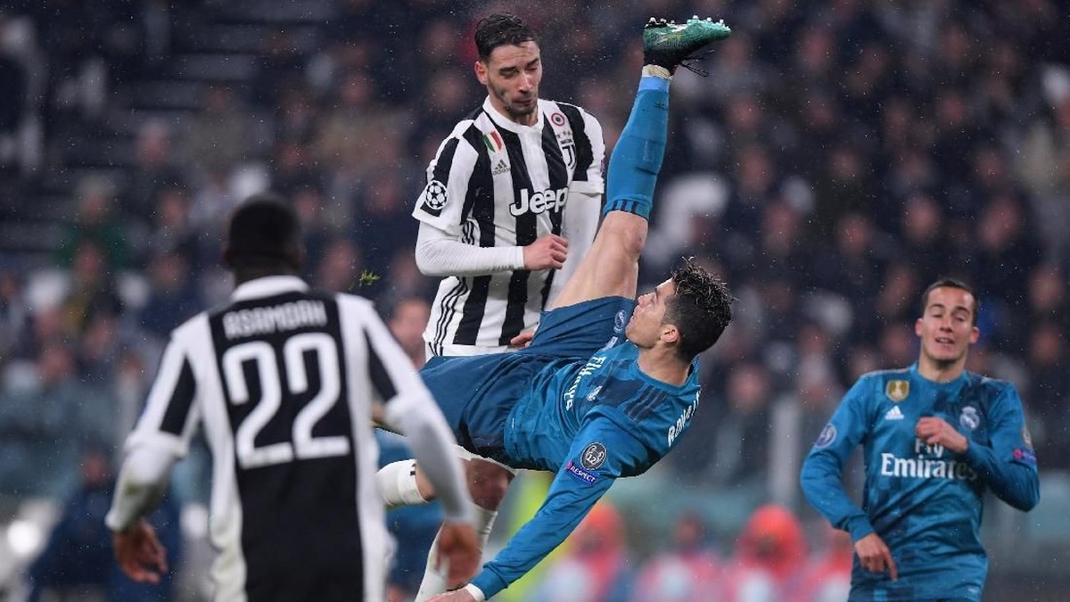 Tendangan salto Cristiano Ronaldo berbuah gol kedua Real Madrid ke gawang Juventus di leg pertama perempatfinal Liga Champions (Foto: Alberto Lingria/Reuters)