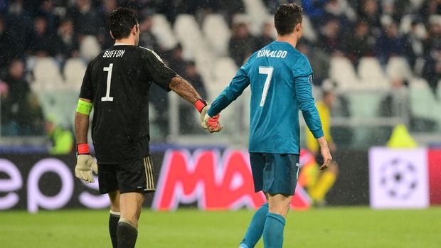 keakraban Buffon dan Ronaldo, di Allianz Stadium, Turin, Italia, 3 April.