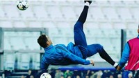 Gol salto yang dibuat Cristiano Ronaldo ke gawang Juve bukan suatu kebetulan. Di sesi latihan sehari jelang laga dia sudah melakukan tendangan yang sama, loh. (Foto: Instagram)