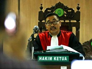 Foto: Tok.. Tok.. Tok...! Ahok-Vero Resmi Bercerai