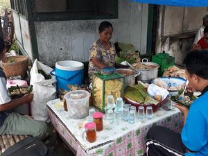 Ke Ngawi, Jangan Lupa Coba Pecel Letok Pincuk Daun Jati