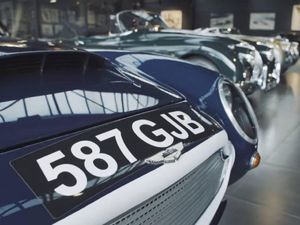 Kerennya Diler Mobil Klasik di Inggris