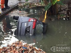 Waduh, Mobil Sigra Kecebur di Kali Cengkareng