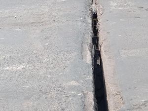 Penampakan Renggangan di Jalan Jembatan Akses Marunda