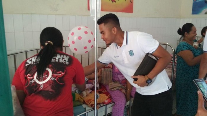 Lewat Perselacare, Para Pemain Persela Berbagi Senyum