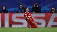 Thiago Alcantara menjadi penentu kemenangan Bayern Munich dalam lawatan ke Sevilla. Tapi dia menjadi bintang bukan hanya karena bikin gol, tapi juga kinerja yang sangat baik di lapangan tengah. Umpan suksesnya mencapai 92%, plus melepaskan 4 tembakan. (REUTERS/Sergio Perez)
