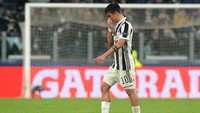 Tak berselang lama setelah gol itu, Juventus harus main dengan 10 pemain setelah Dybala dikartu merah. Foto: Emilio Andreoli/Getty Images