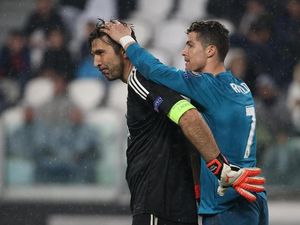Pelukan Sportivitas Ronaldo-Buffon Pelukan Sportivitas Ronaldo-Buffon