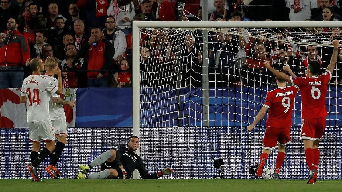 Robert Lewandowski dan Thiago Alcantara melakukan selebrasi setelah Jesus Navas mencetak gol bunuh diri (Foto: Jon Nazca/Reuters)
