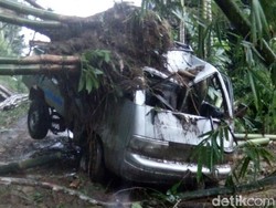 Pikap Isi 4 Orang Tertimpa Longsoran Tebing di Blitar