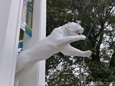 Tugu Maung: Sempat Pose Murung, Kini Tampil Meraung