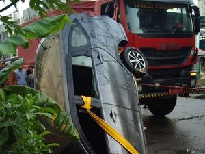 Jalan Tergenang Saat Hujan, Taksi Online Nyemplung ke Sungai