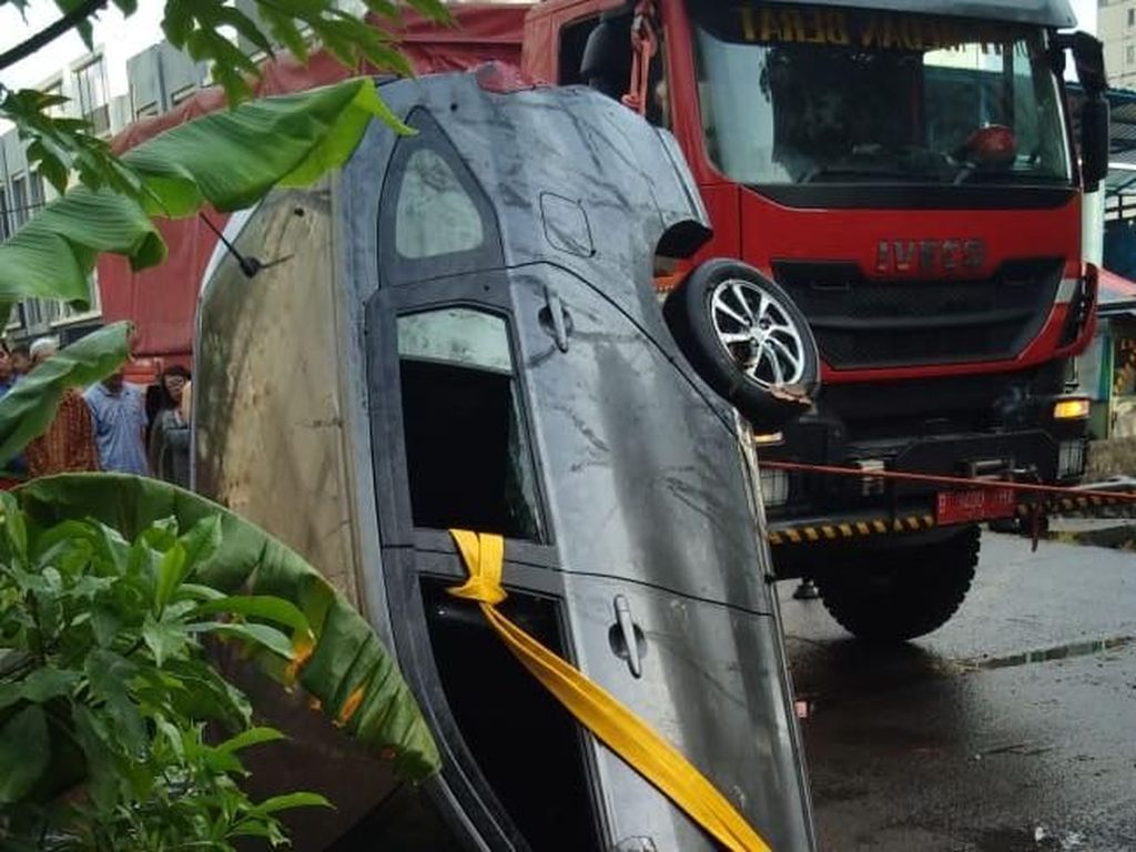 Jalan Tergenang Saat Hujan, Taksi Online Nyemplung ke Sungai Jalan Tergenang Saat Hujan, Taksi Online Nyemplung ke Sungai