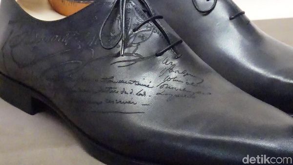 Foto: Intip Detail Sepatu Rp 30 Jutaan yang Dipakai Hotman Paris