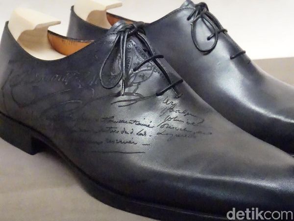 Foto: Intip Detail Sepatu Rp 30 Jutaan yang Dipakai Hotman Paris