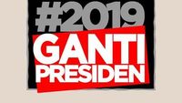 #2019GantiPresiden: Kaus, Topi Hingga Spanduk Raksasa Depan Masjid