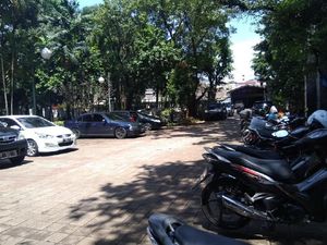 Daripada Mobil Diderek Kaya Ratna Sarumpaet Mending Parkir di Sini Daripada Mobil Diderek Kaya Ratna Sarumpaet Mending Parkir di Sini