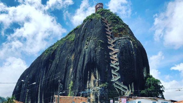 Foto: Batu yang Punya Resleting