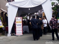 Jelang Pemakaman Besannya, Iriana Jokowi Berada di Rumah Duka