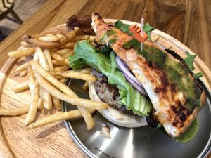 Wouw! Begini Jadinya Kalau Pizza Ditumpuk di Atas Burger!