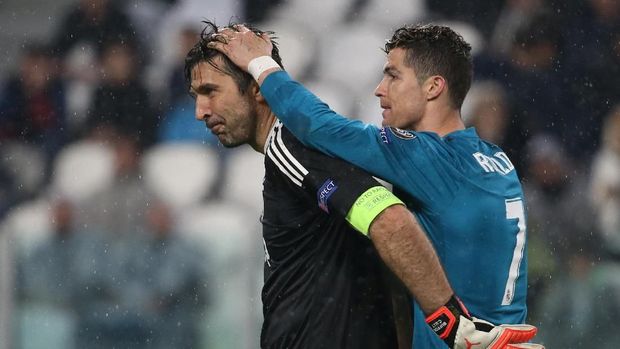 Gianluigi Buffon dan Cristiano Ronaldo saling memotivasi selepas laga.