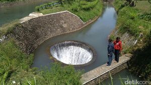 Foto: Menengok Sumur Misterius di Tengah Sungai
