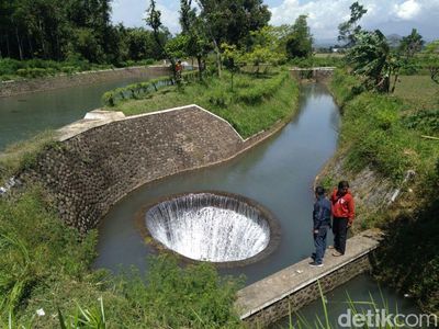 Foto: Menengok Sumur Misterius di Tengah Sungai