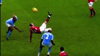 Pemain MU lain yang punya tendengan salto keren adalah Wayne Ronney. Rooney melakukannya saat The Red Devils menghadapi Manchester City di tahun 2011. Gol Rooney yang mengarah ke pojok gawang menggetarkan Old Trafford ketika itu. (ist.)