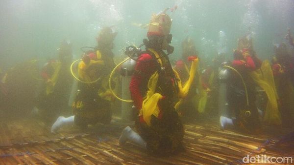 Foto: Serunya Penari Gandrung Banyuwangi Beraksi di Bawah Laut