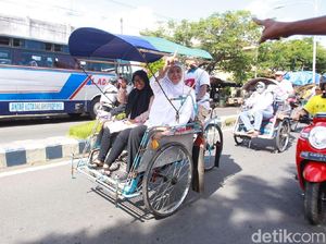 Ke Pasar Naik Becak, Khofifah Sapa Warga Banyuwangi