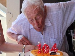 Rayakan Ultah ke-104, Profesor Ini Menyesali Usia Panjang