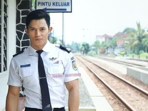 Foto: Liburannya Didi Wahyudi, Petugas Kereta Kekar yang Tampan