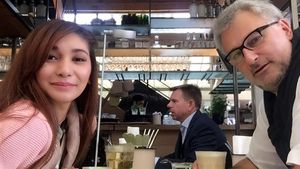 Sweet! Ini 10 Pose Romantis Baby Margaretha dan Suami Saat Makan