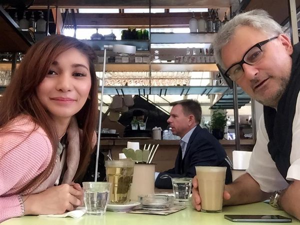 Sweet! Ini 10 Pose Romantis Baby Margaretha dan Suami Saat Makan