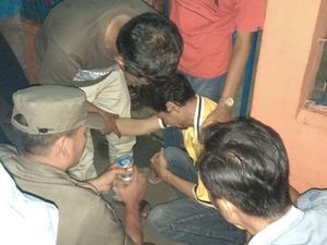 Kerap Ketuk Pintu Tetangga Pakai Palu, Pria Ini Diamankan Dinsos Kerap Ketuk Pintu Tetangga Pakai Palu, Pria Ini Diamankan Dinsos