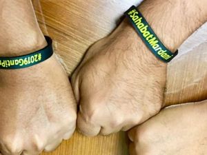 Ketua PKS Bagi-bagi Gelang #2019GantiPresiden ke Elite Gerindra