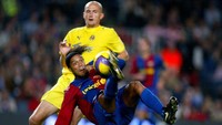 Gol salto fenomenal lainnya dibuat Ronaldinho dalam laga dengan Villarreal di musim 2006/2007. Mendapat umpan lambung dari Xavi, Ronaldinho mengontrol bola dengan dadanya, membuat gerakan memutar membelakangi gawang, dan melepaskan tendangan akrobatik yang menjebol gawang Villarreal. (Bagu Blanco/Getty Images)